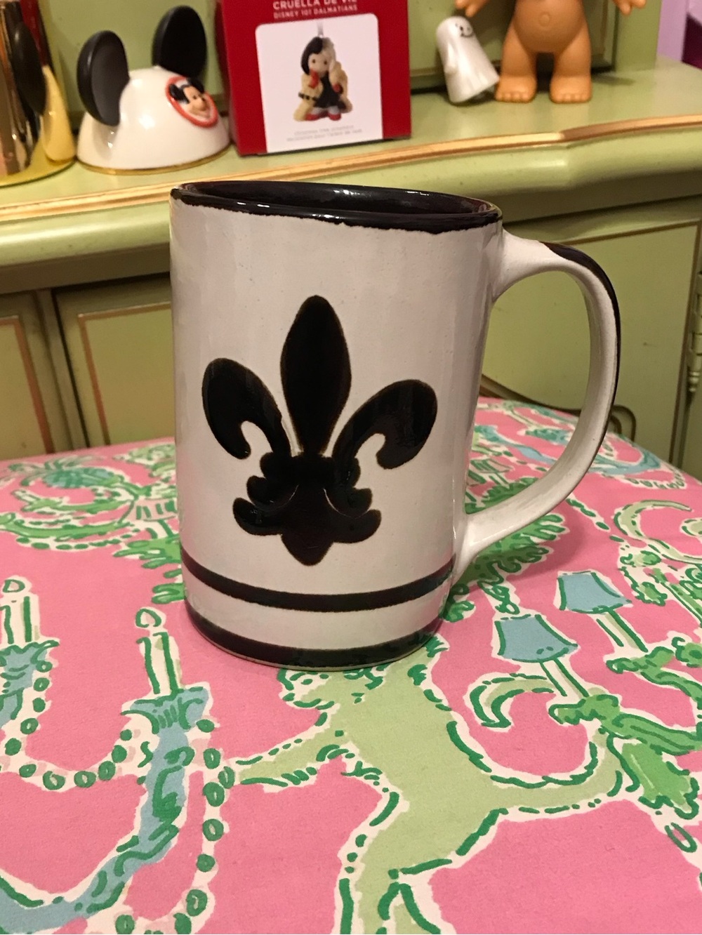 Louisville Stoneware mug with black fleur de lis design